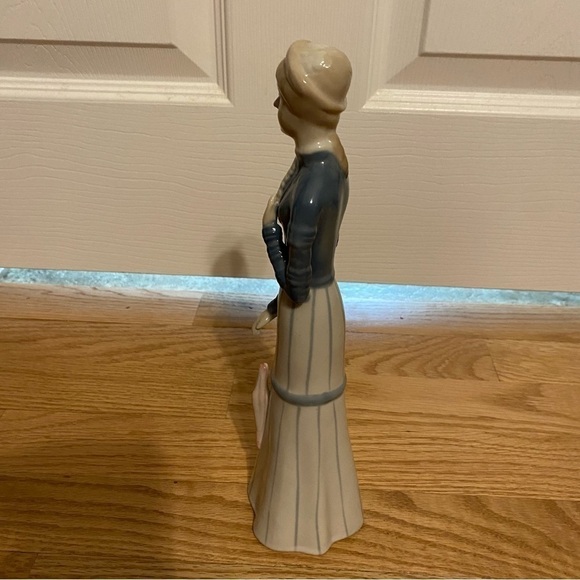Vintage Victorian Style Porcelain Figure Woman Elegant - Picture 5 of 7